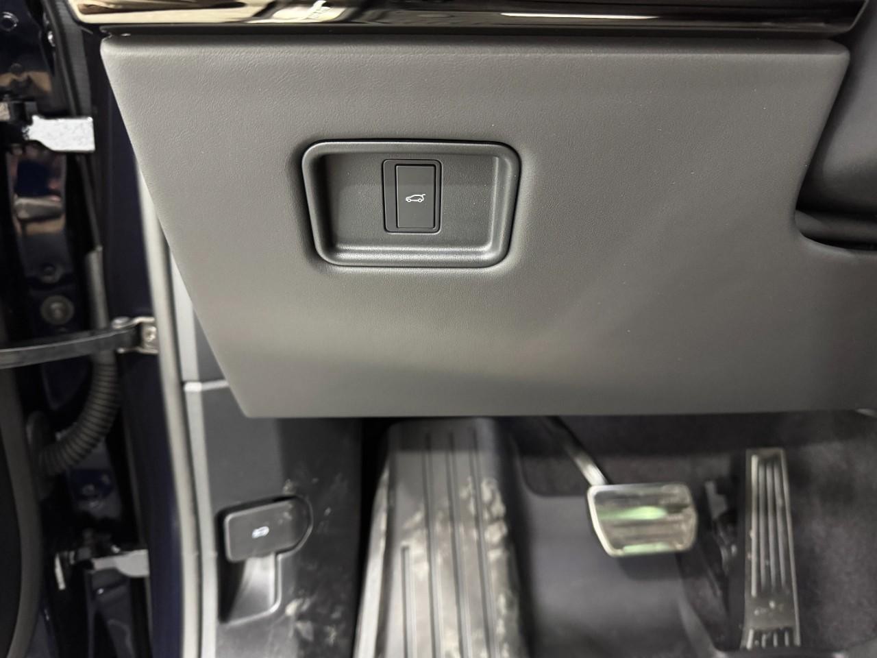 Land Rover Range Rover Sport Vehicle Full-screen Gallery Image 28