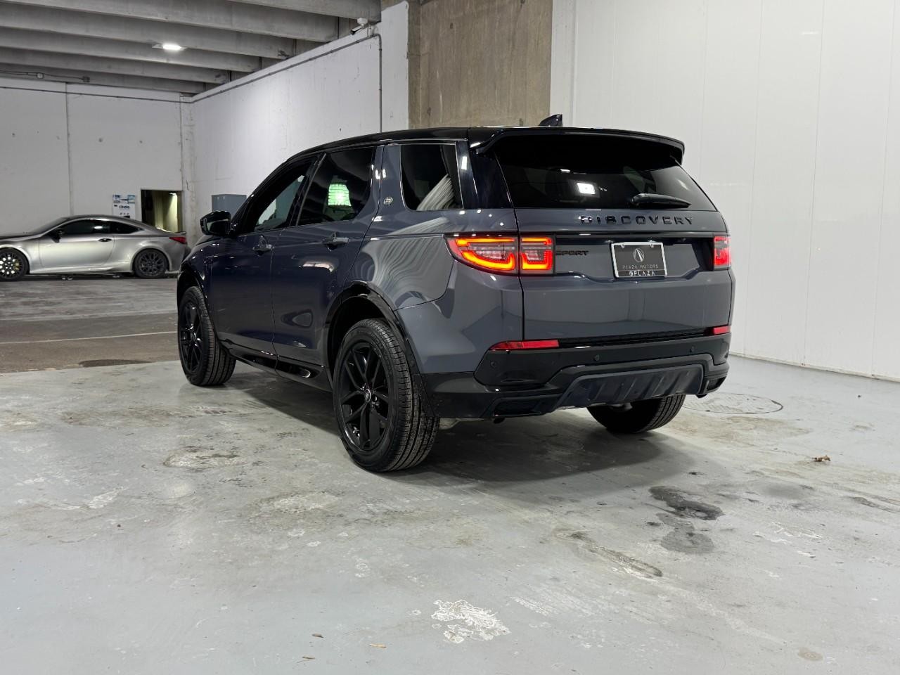 Land Rover Discovery Sport Vehicle Full-screen Gallery Image 3