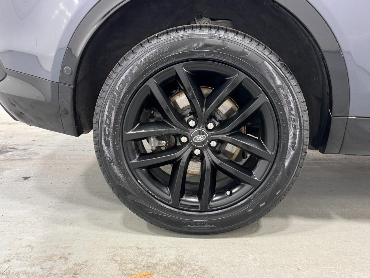 Land Rover Discovery Sport Vehicle Full-screen Gallery Image 5