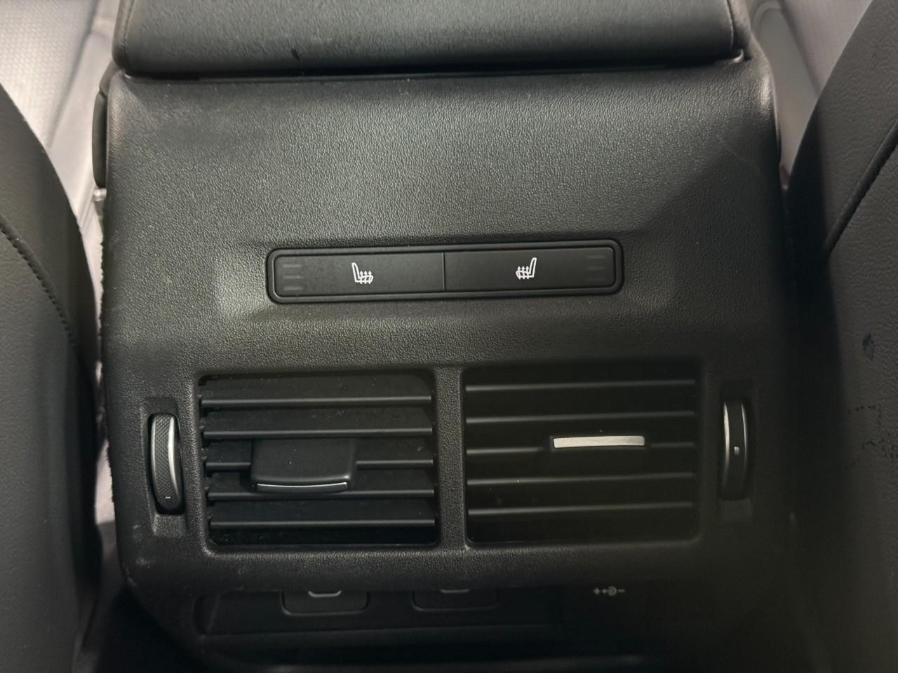 Land Rover Discovery Sport Vehicle Full-screen Gallery Image 11