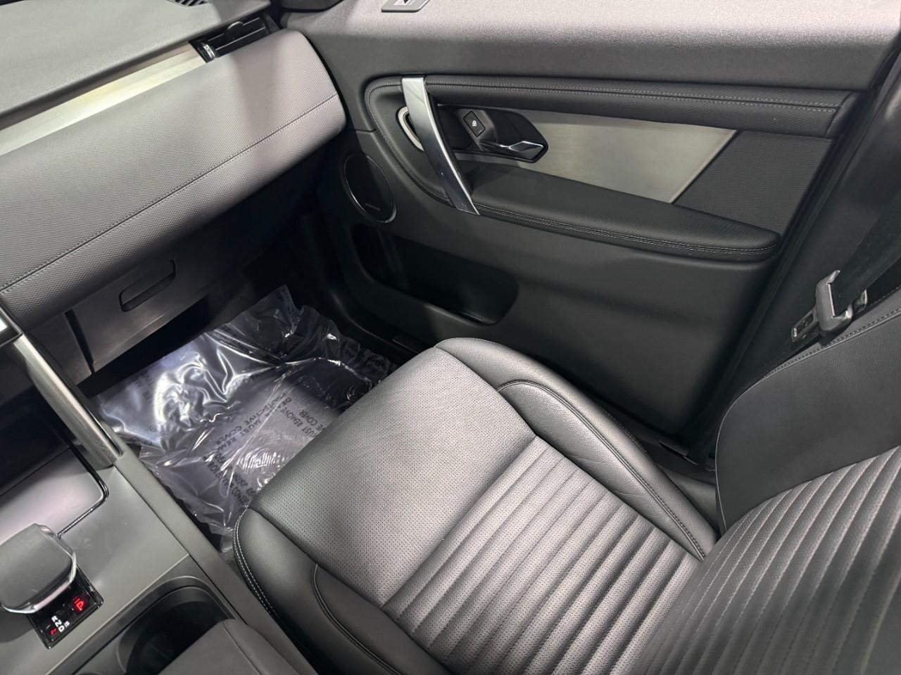 Land Rover Discovery Sport Vehicle Full-screen Gallery Image 17