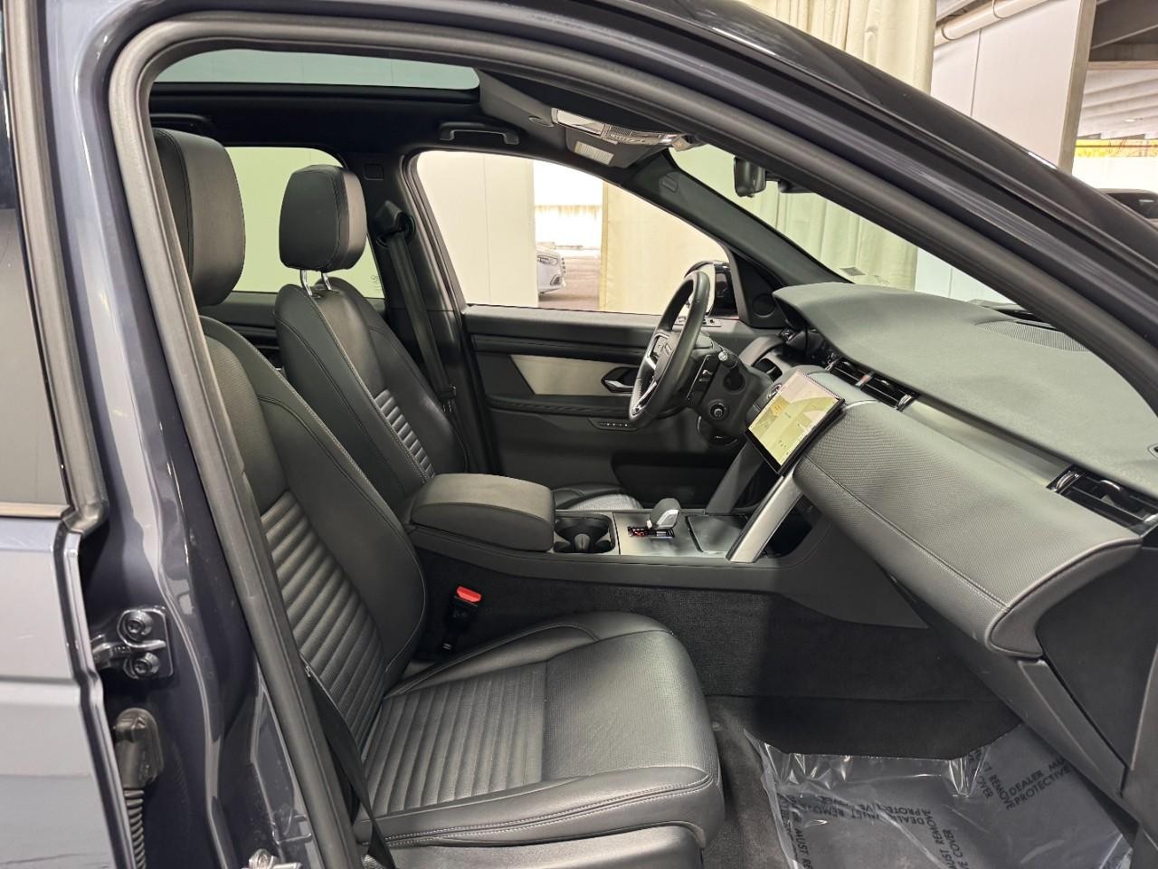 Land Rover Discovery Sport Vehicle Full-screen Gallery Image 18