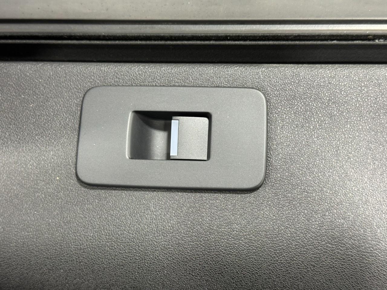 Land Rover Discovery Sport Vehicle Full-screen Gallery Image 21