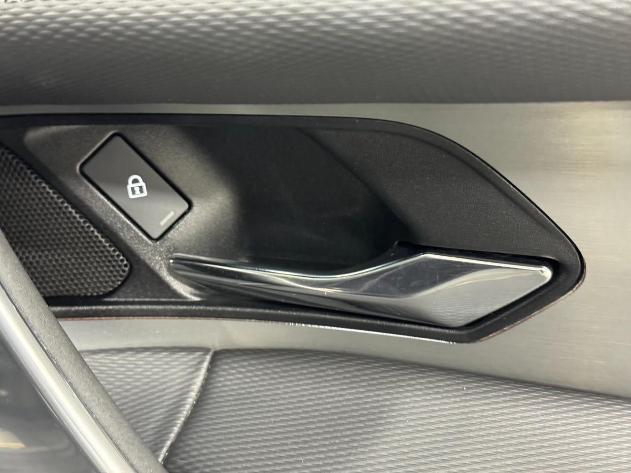 Land Rover Discovery Sport Vehicle Full-screen Gallery Image 22