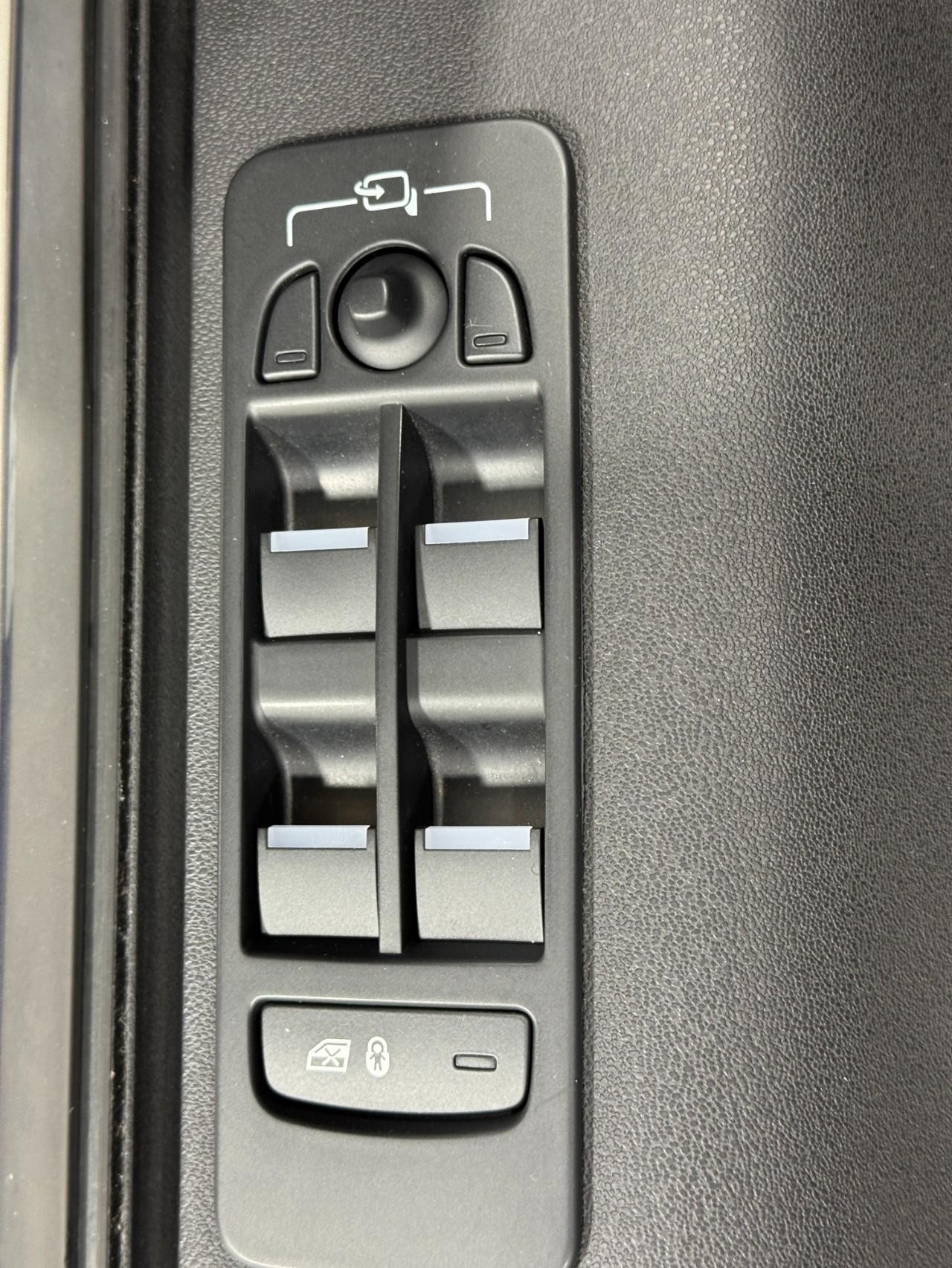 Land Rover Discovery Sport Vehicle Full-screen Gallery Image 23