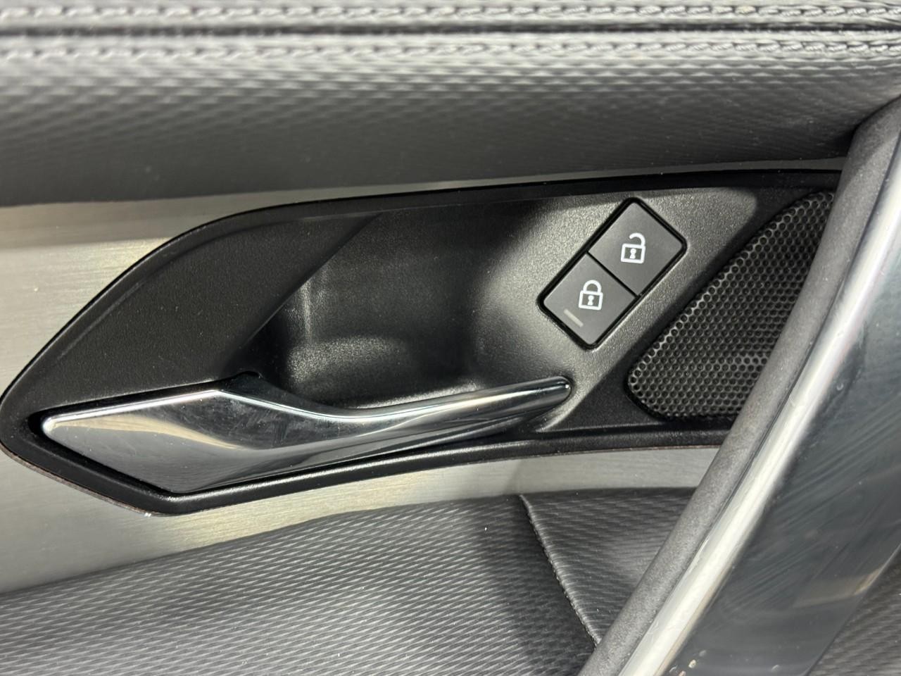 Land Rover Discovery Sport Vehicle Full-screen Gallery Image 24