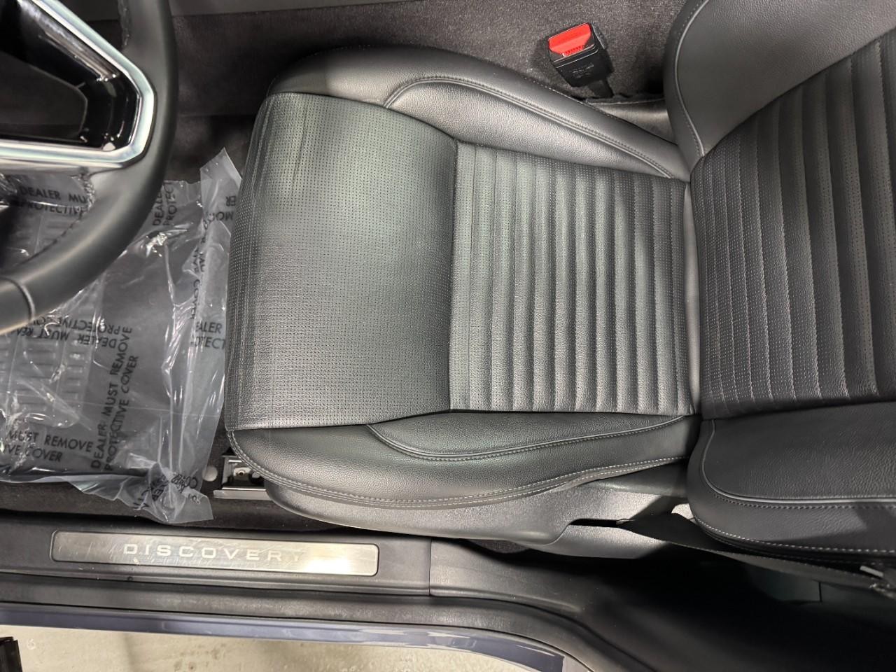 Land Rover Discovery Sport Vehicle Full-screen Gallery Image 27