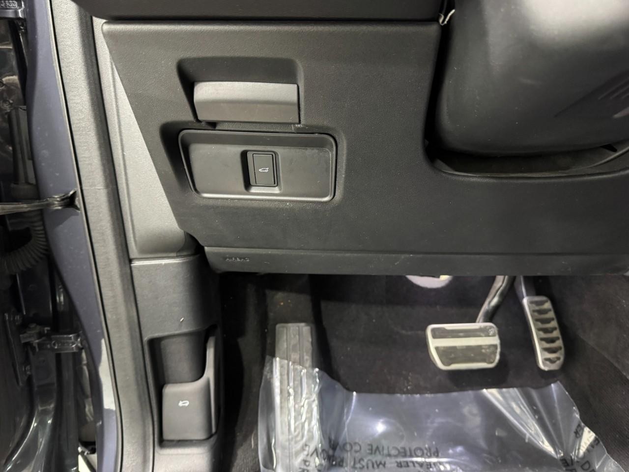 Land Rover Discovery Sport Vehicle Full-screen Gallery Image 29