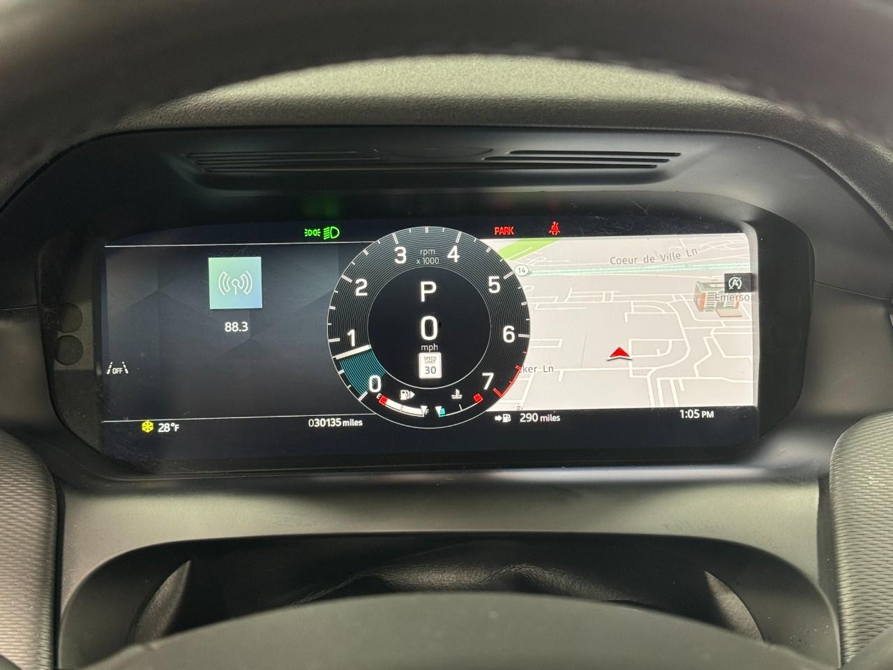 Land Rover Discovery Sport Vehicle Full-screen Gallery Image 32