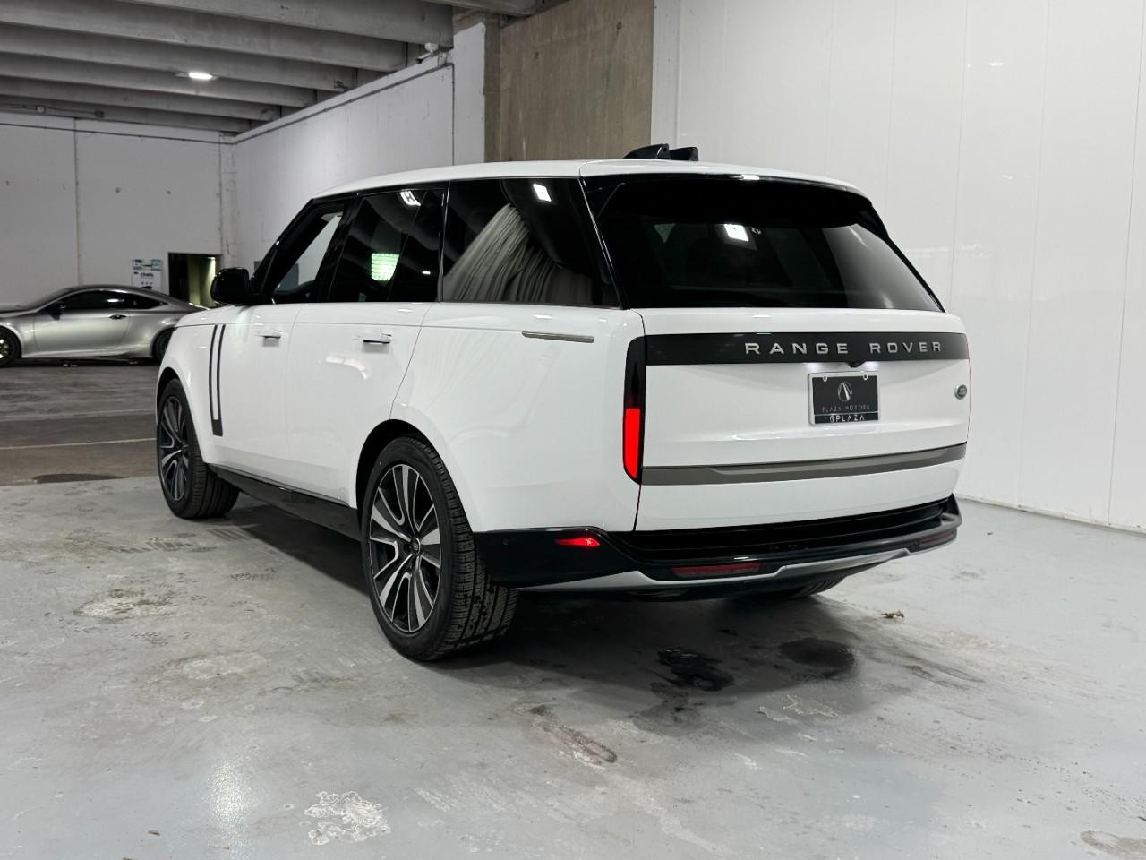 Land Rover Range Rover Vehicle Full-screen Gallery Image 3