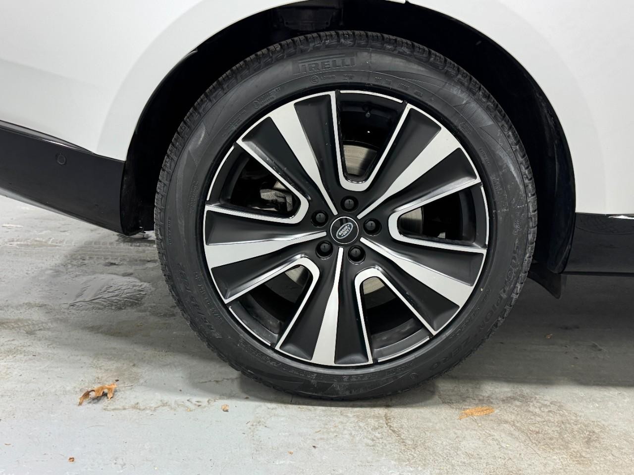 Land Rover Range Rover Vehicle Full-screen Gallery Image 5