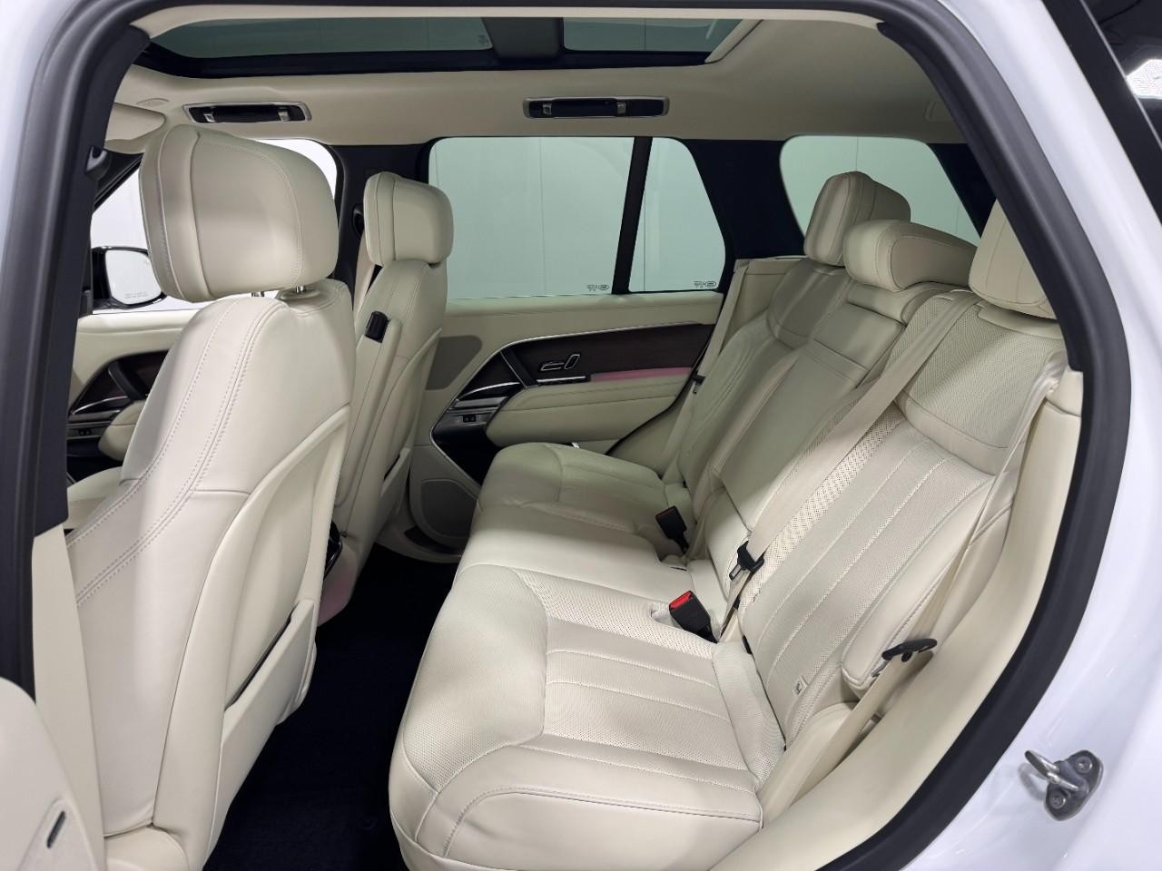 Land Rover Range Rover Vehicle Full-screen Gallery Image 8