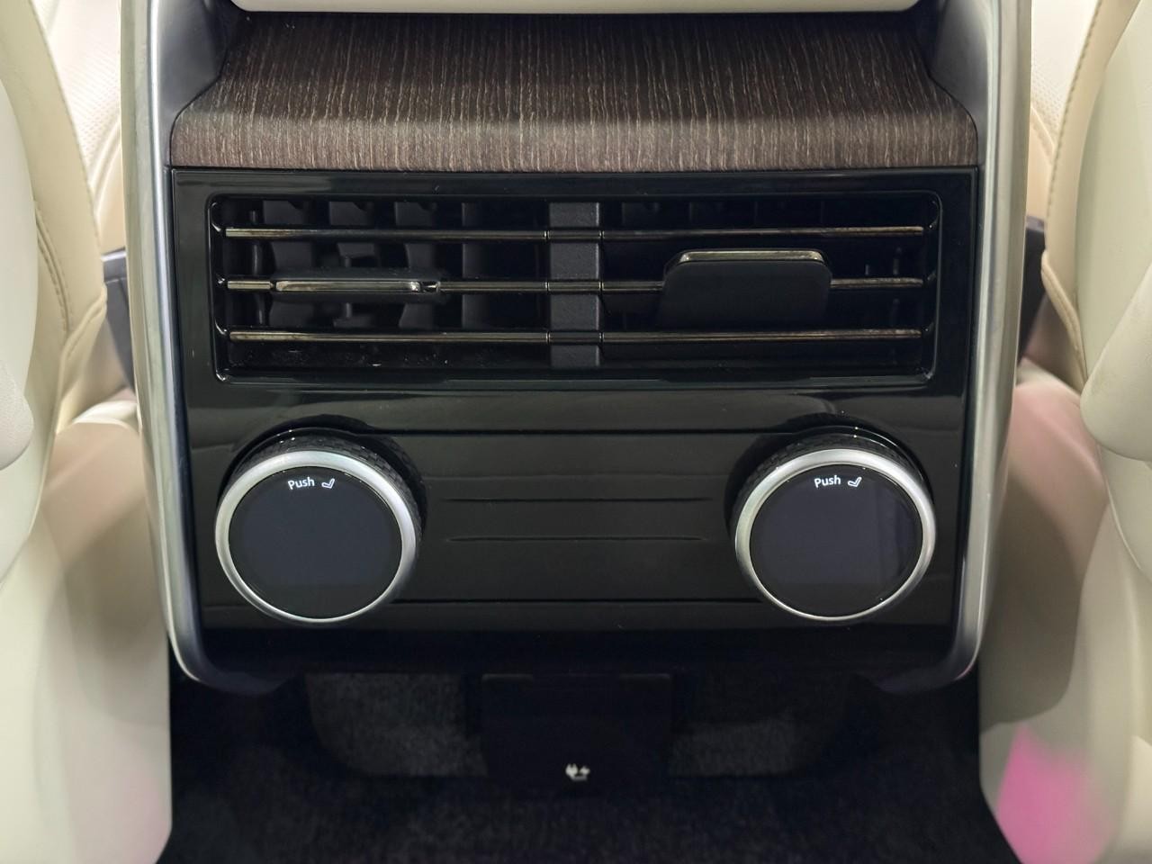 Land Rover Range Rover Vehicle Full-screen Gallery Image 11