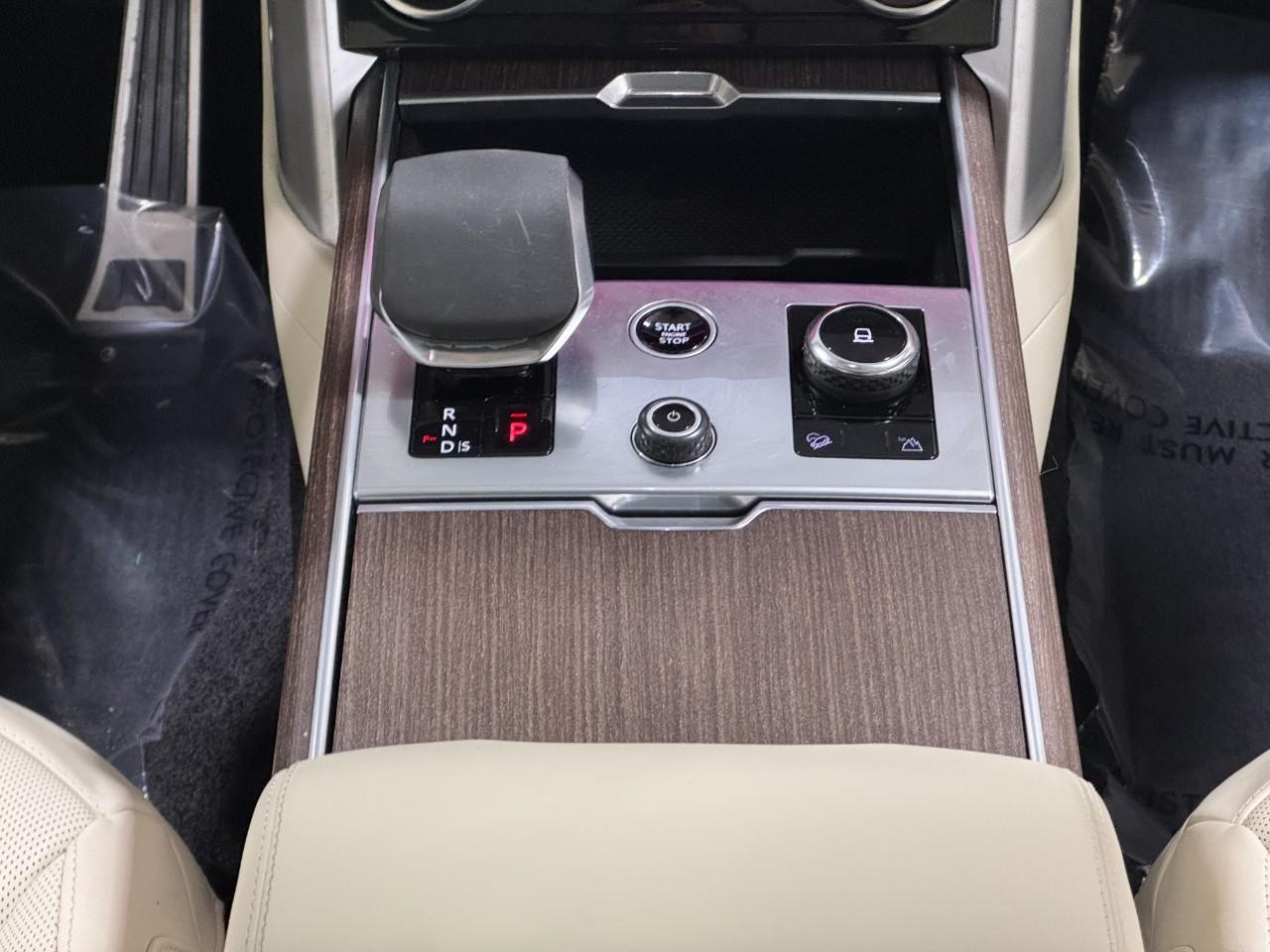 Land Rover Range Rover Vehicle Full-screen Gallery Image 17