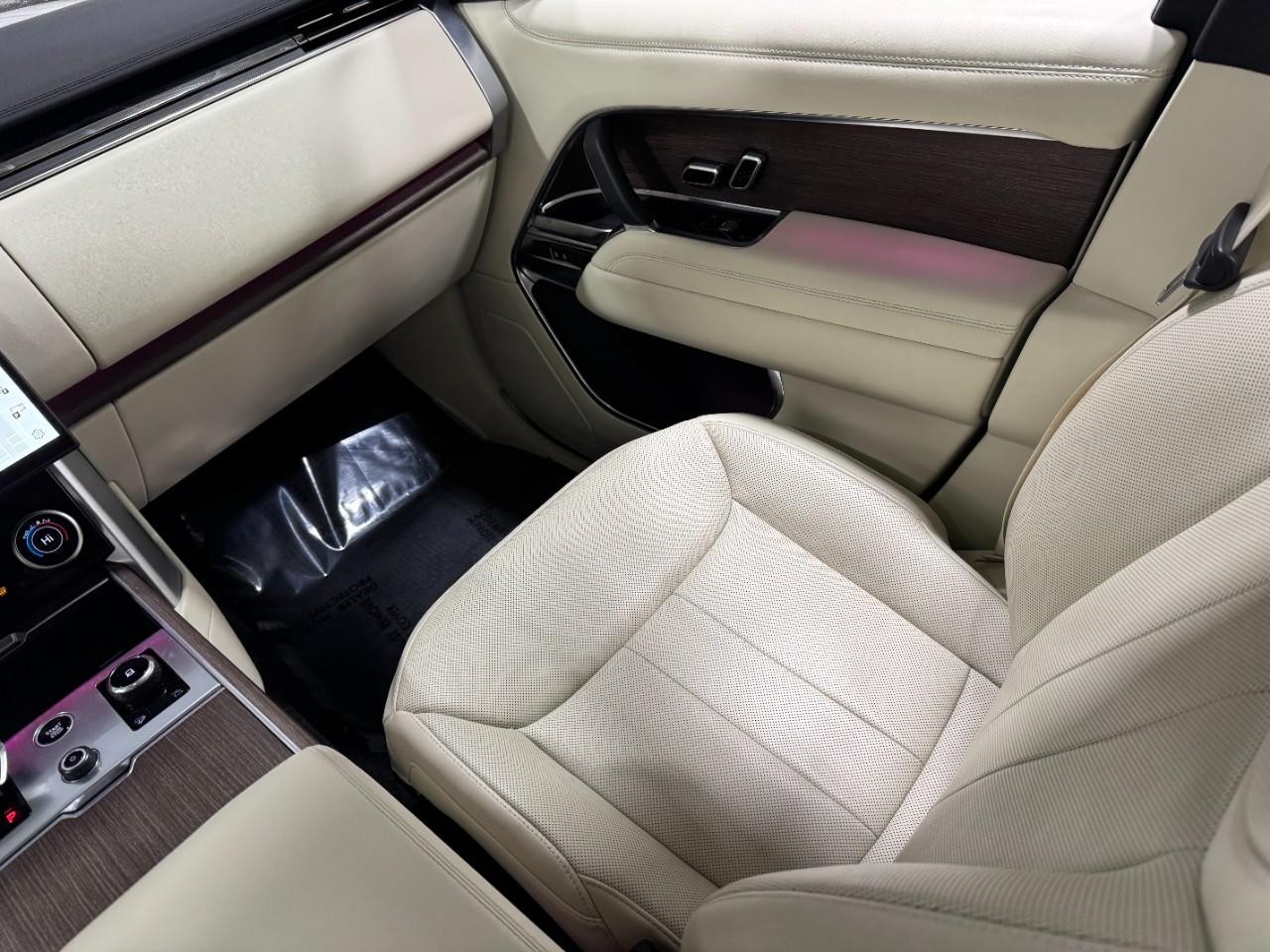 Land Rover Range Rover Vehicle Full-screen Gallery Image 18