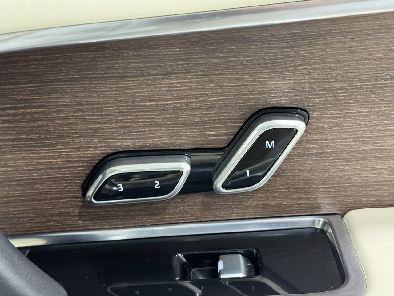 Land Rover Range Rover Vehicle Full-screen Gallery Image 21