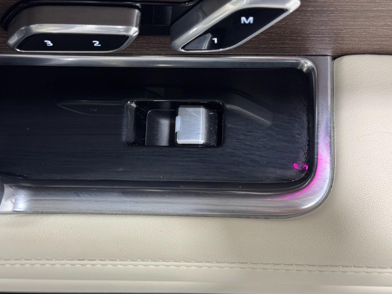 Land Rover Range Rover Vehicle Full-screen Gallery Image 22