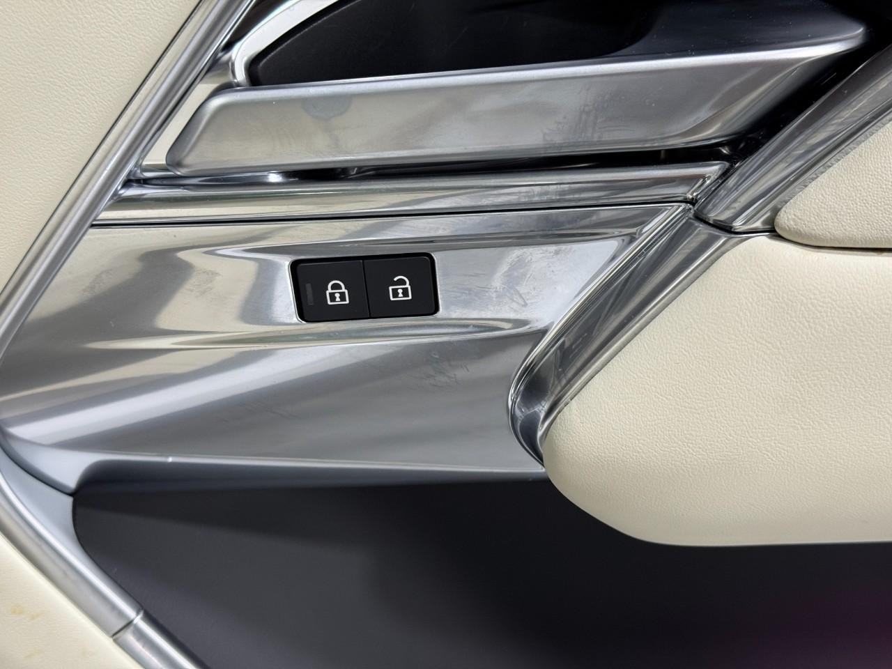 Land Rover Range Rover Vehicle Full-screen Gallery Image 23