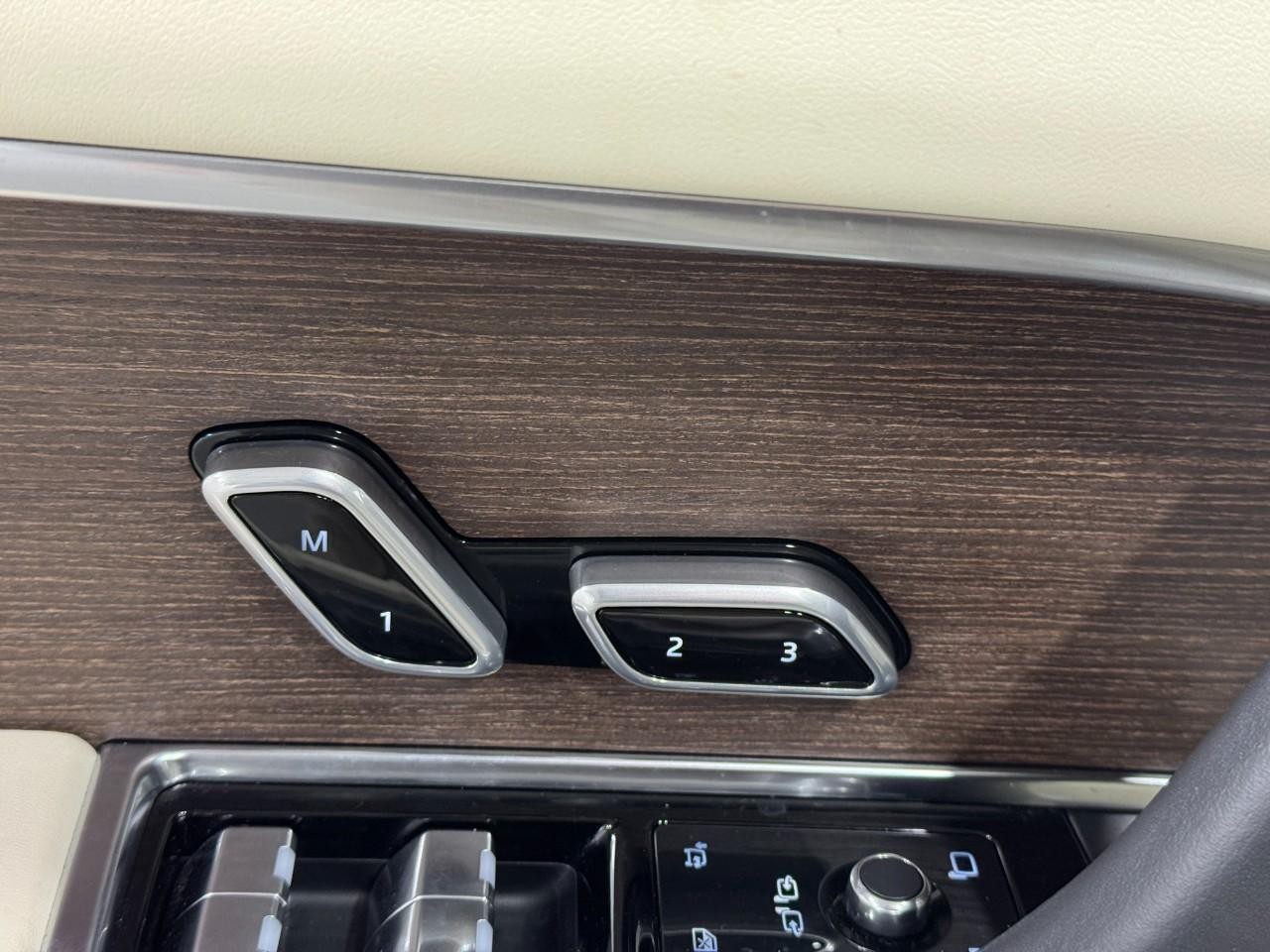 Land Rover Range Rover Vehicle Full-screen Gallery Image 25