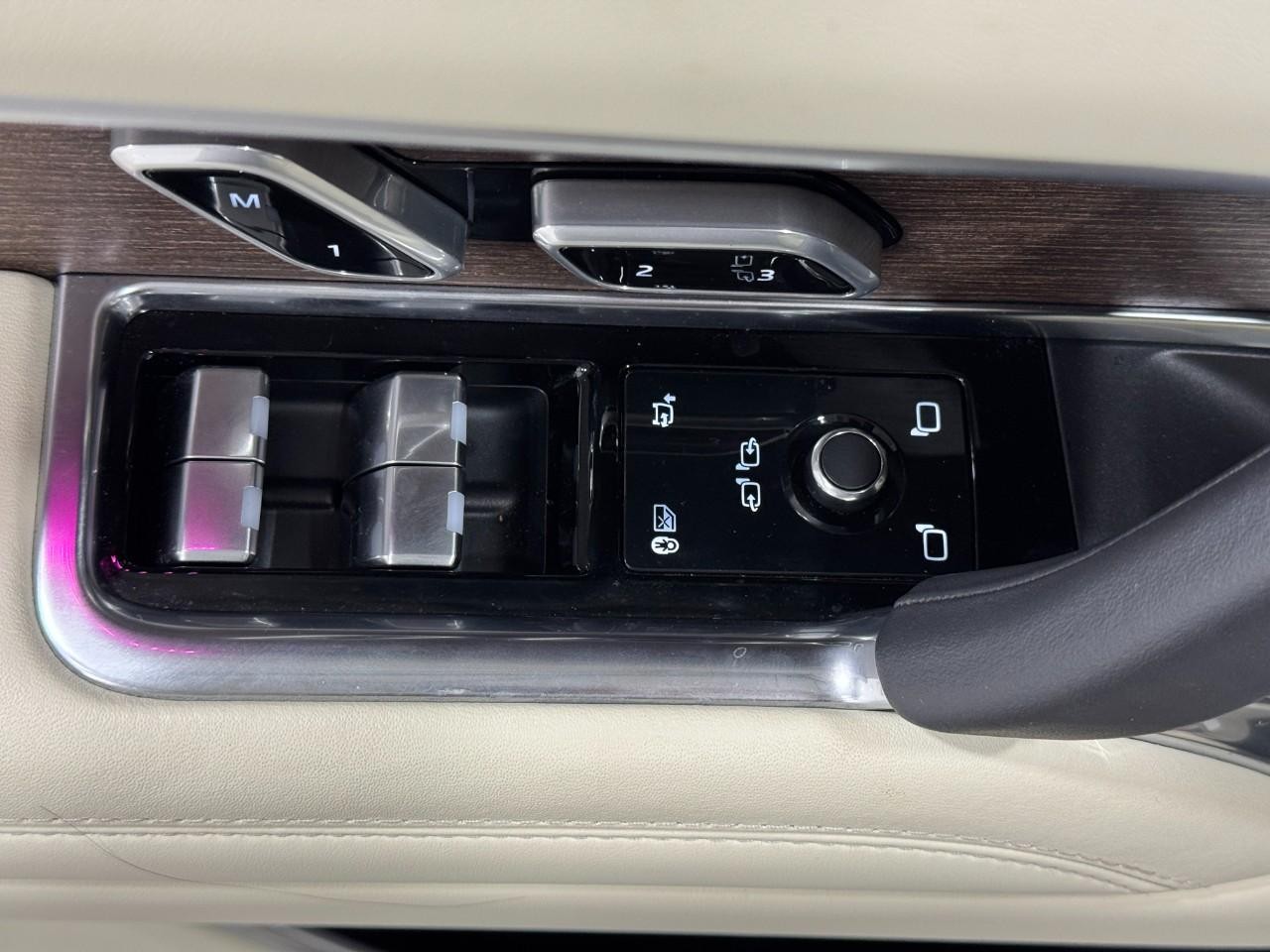 Land Rover Range Rover Vehicle Full-screen Gallery Image 26