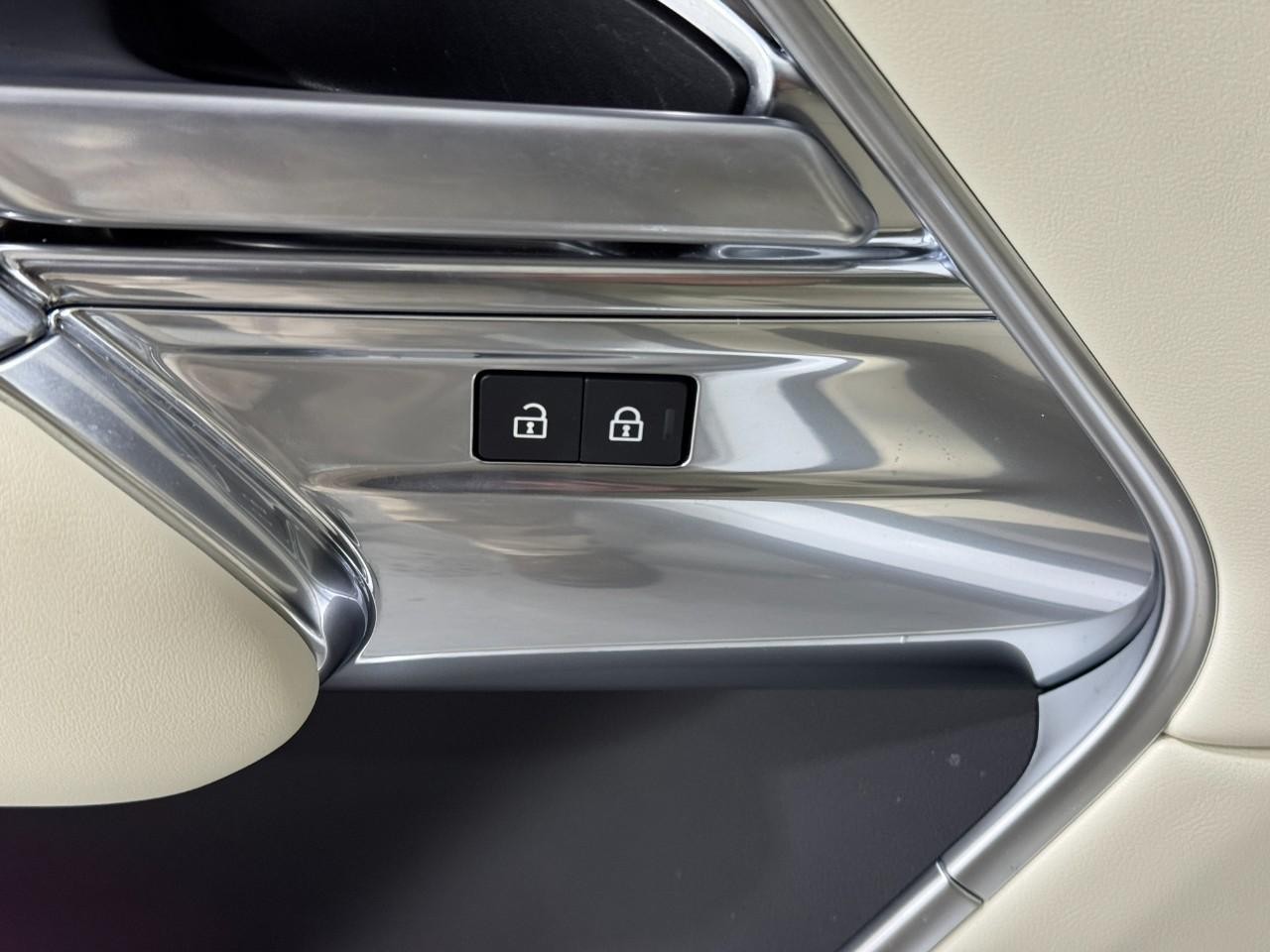 Land Rover Range Rover Vehicle Full-screen Gallery Image 27