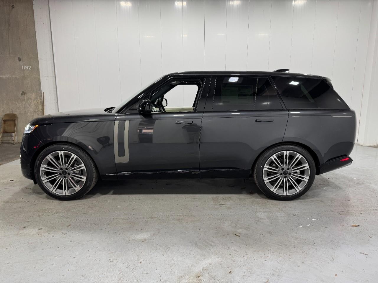 Land Rover Range Rover Vehicle Full-screen Gallery Image 2