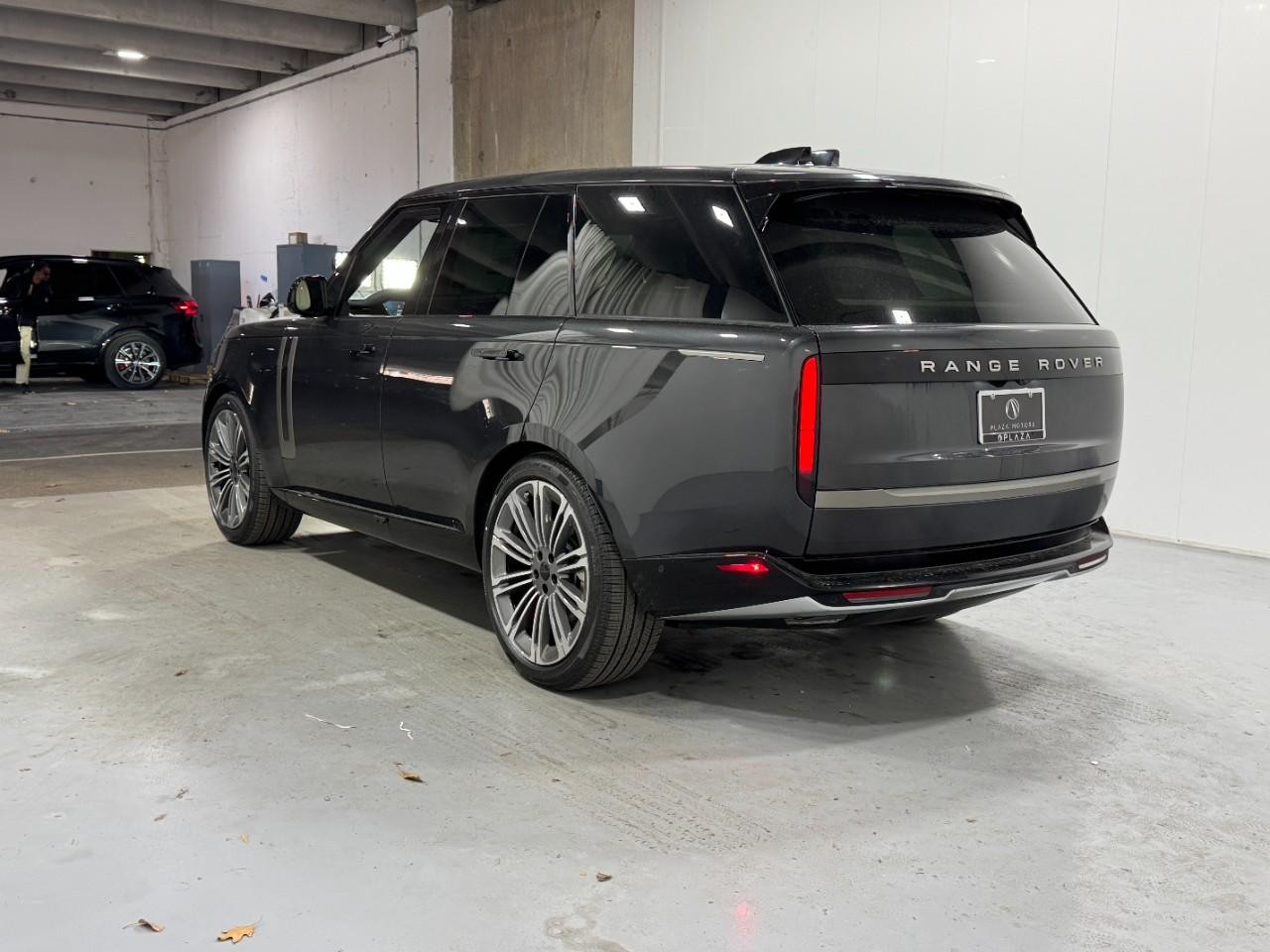 Land Rover Range Rover Vehicle Full-screen Gallery Image 3