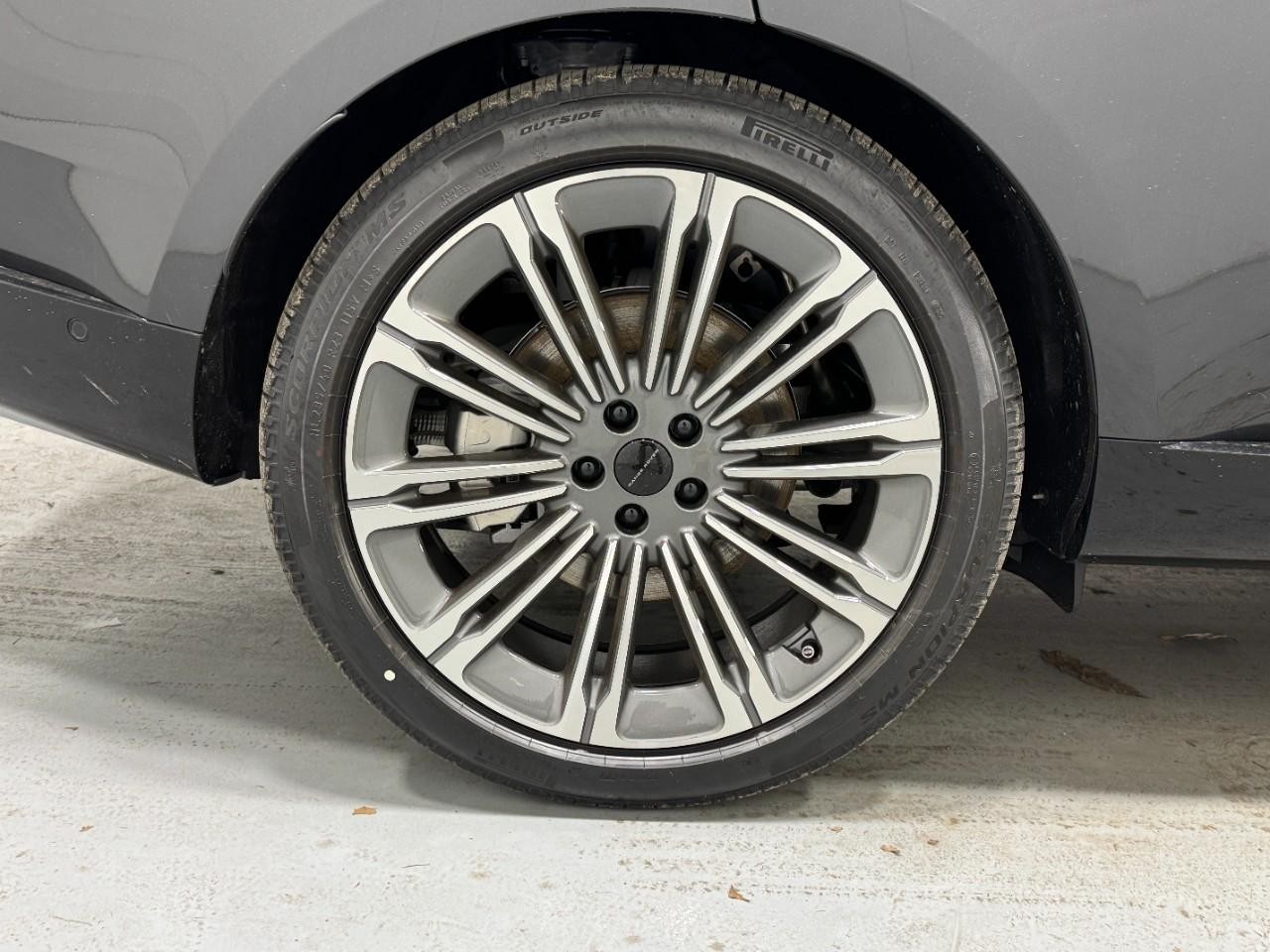 Land Rover Range Rover Vehicle Full-screen Gallery Image 5