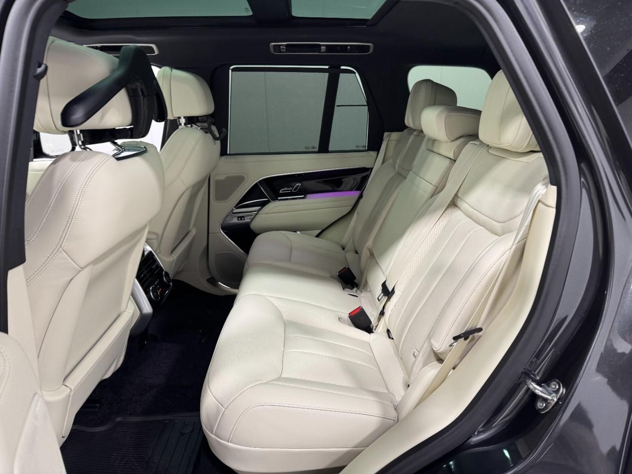 Land Rover Range Rover Vehicle Full-screen Gallery Image 8