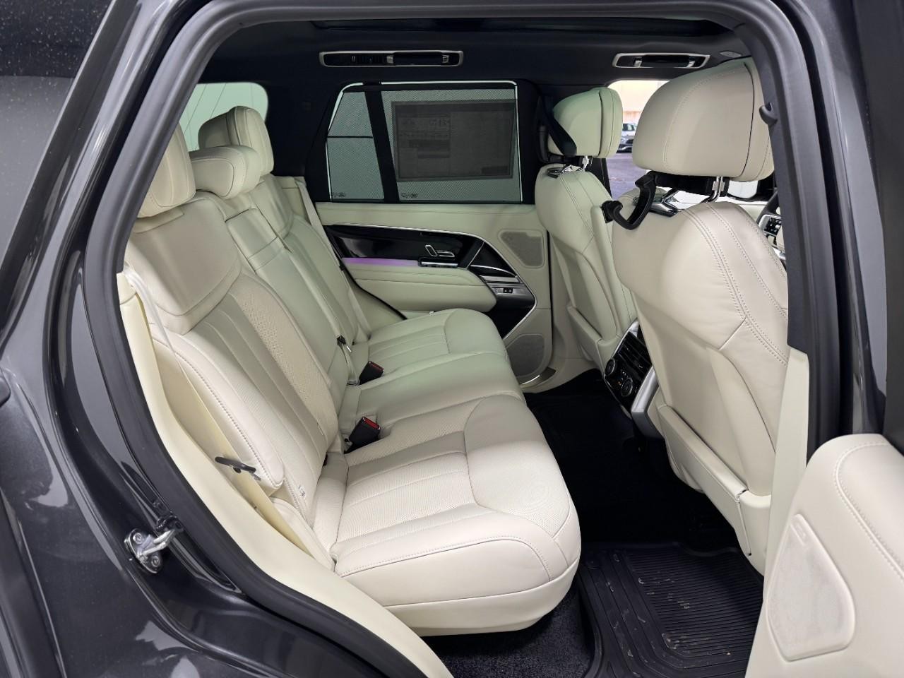 Land Rover Range Rover Vehicle Full-screen Gallery Image 10