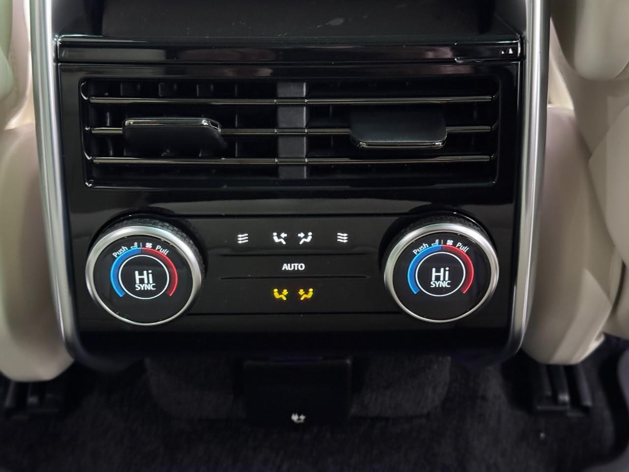 Land Rover Range Rover Vehicle Full-screen Gallery Image 11