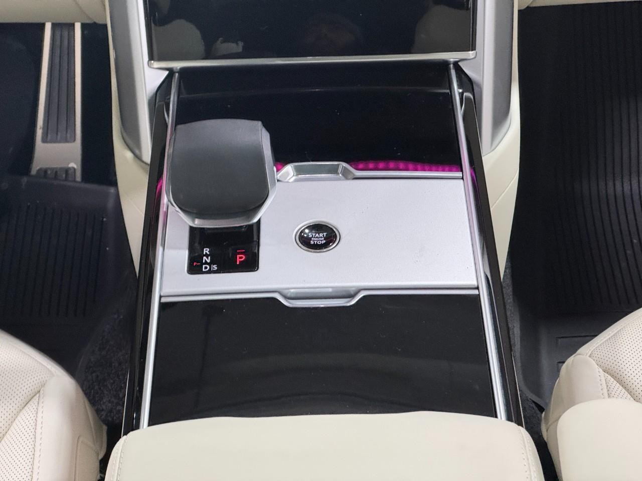 Land Rover Range Rover Vehicle Full-screen Gallery Image 16