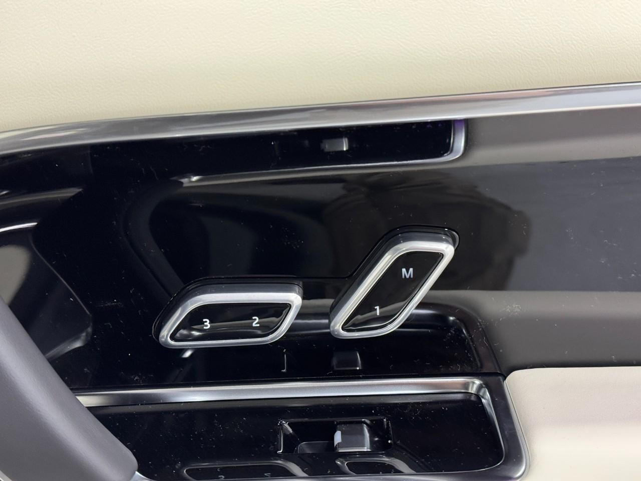 Land Rover Range Rover Vehicle Full-screen Gallery Image 20