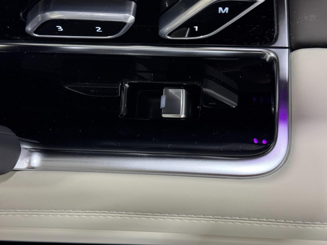 Land Rover Range Rover Vehicle Full-screen Gallery Image 21