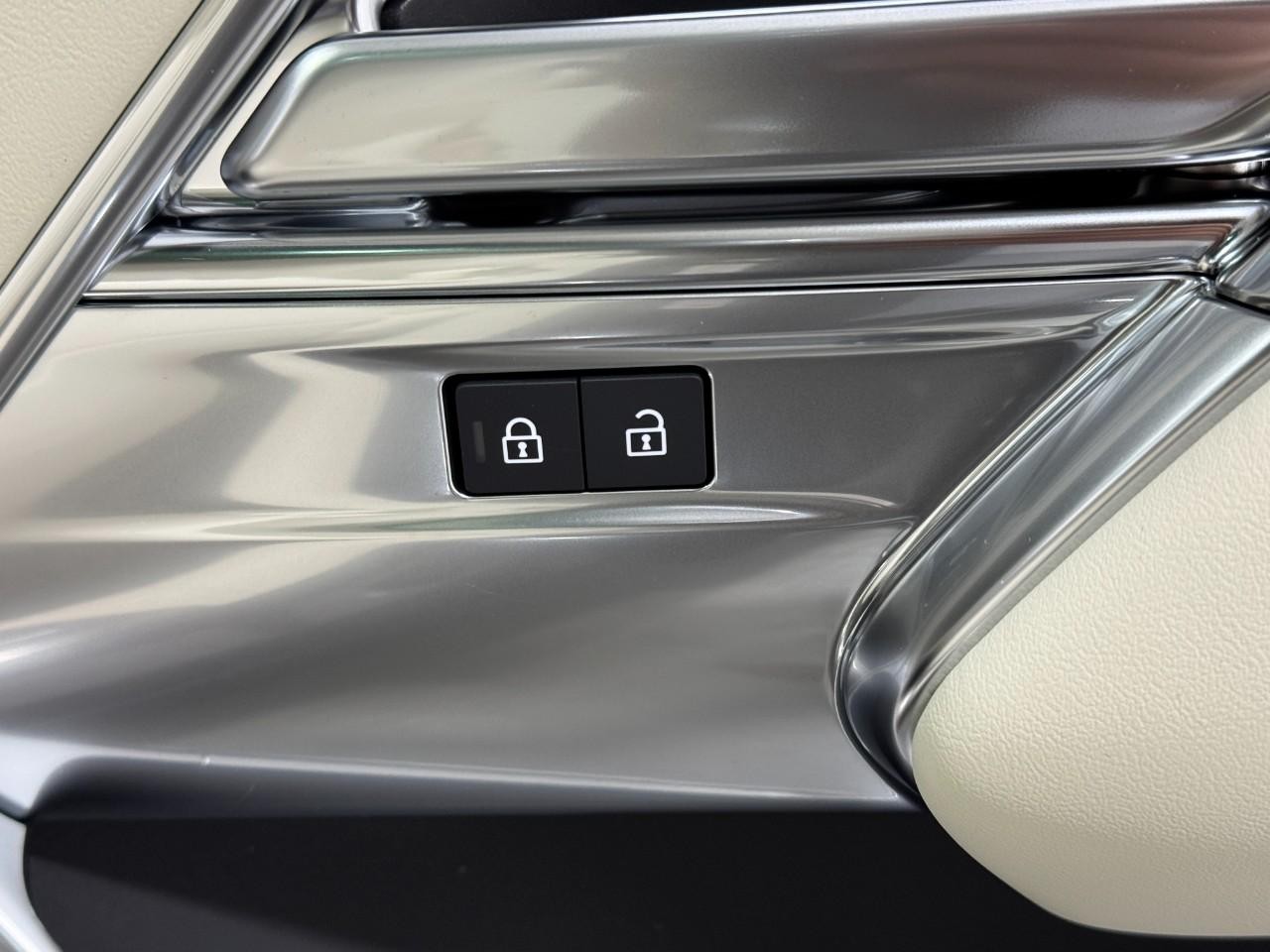 Land Rover Range Rover Vehicle Full-screen Gallery Image 22