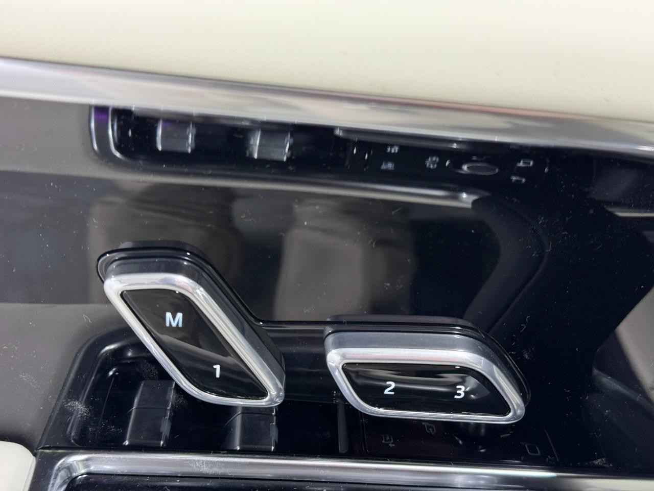 Land Rover Range Rover Vehicle Full-screen Gallery Image 24