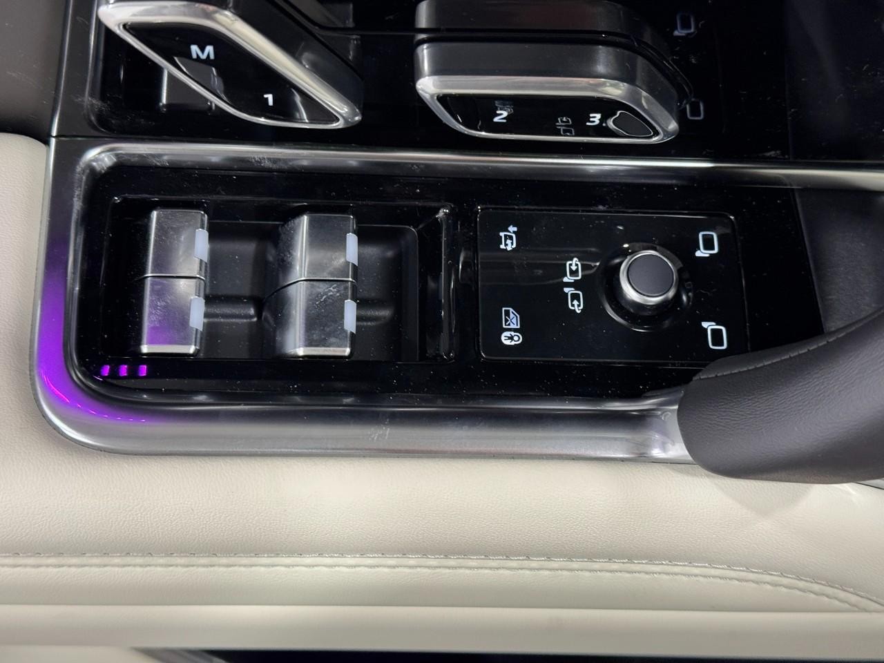 Land Rover Range Rover Vehicle Full-screen Gallery Image 25