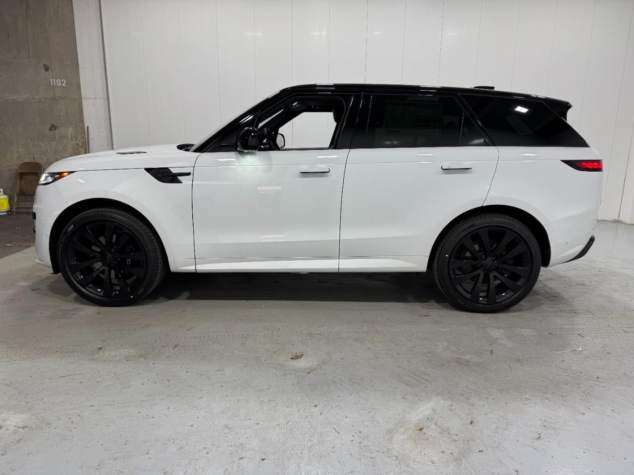 Land Rover Range Rover Sport Vehicle Full-screen Gallery Image 2