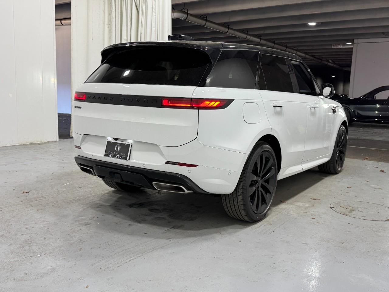 Land Rover Range Rover Sport Vehicle Full-screen Gallery Image 4