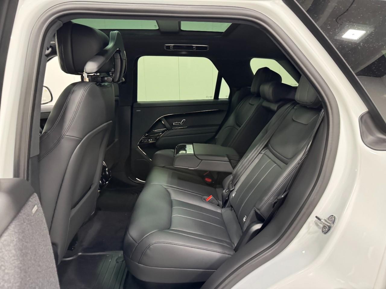 Land Rover Range Rover Sport Vehicle Full-screen Gallery Image 8