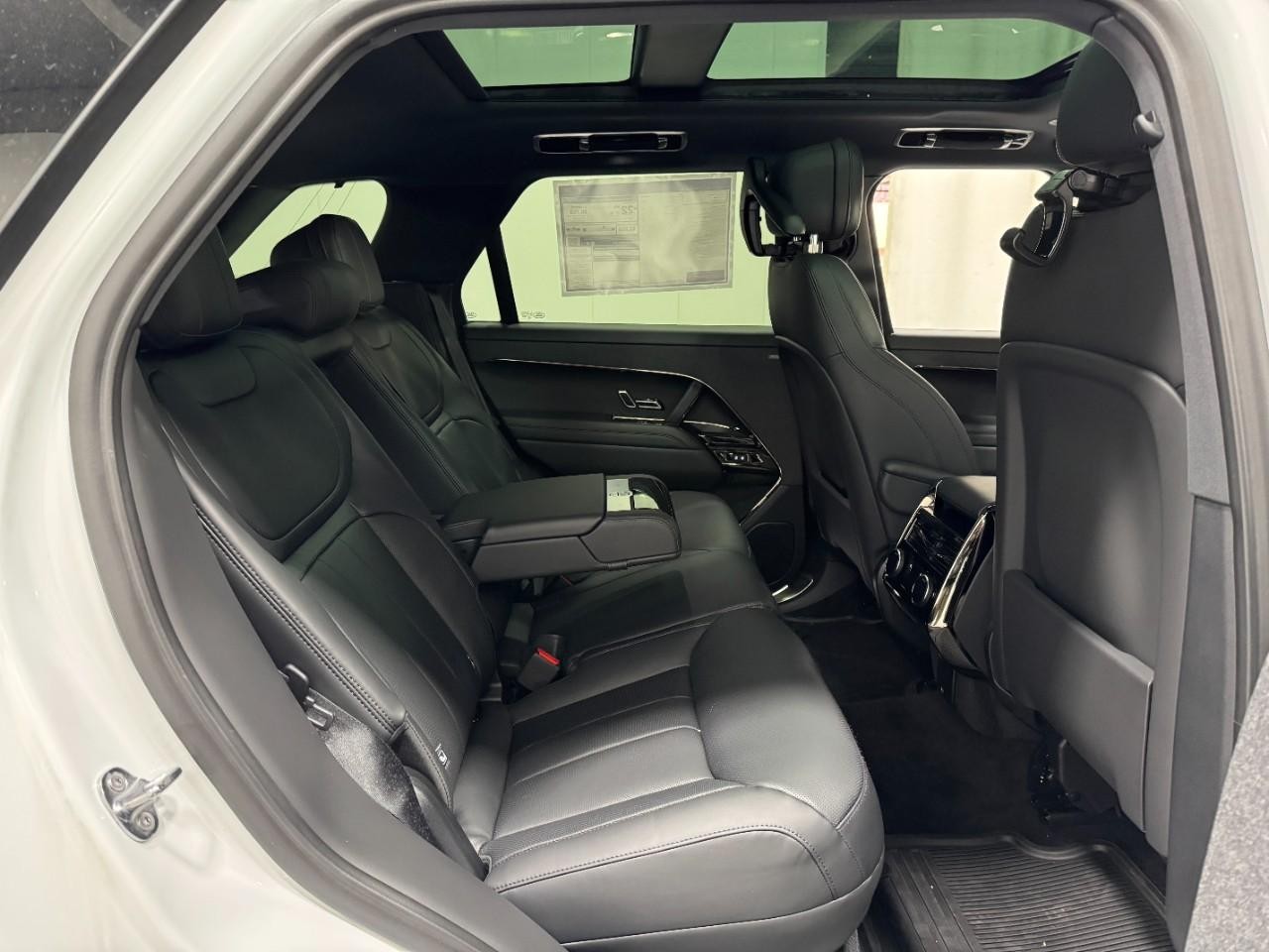 Land Rover Range Rover Sport Vehicle Full-screen Gallery Image 10