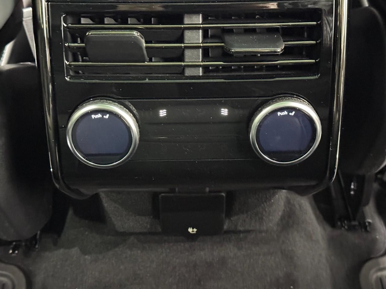 Land Rover Range Rover Sport Vehicle Full-screen Gallery Image 11