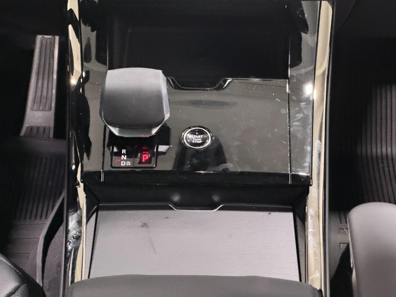 Land Rover Range Rover Sport Vehicle Full-screen Gallery Image 16