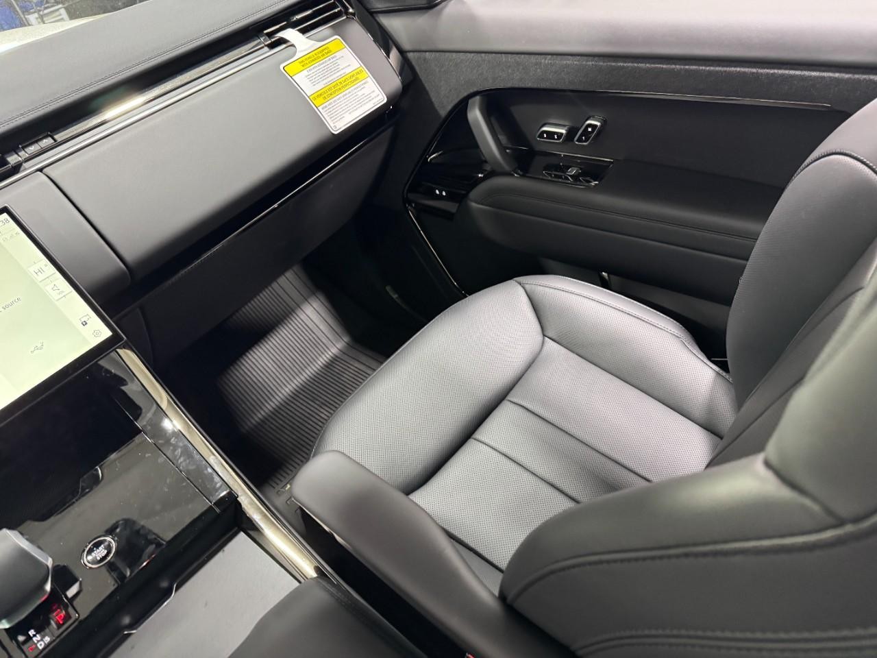 Land Rover Range Rover Sport Vehicle Full-screen Gallery Image 17