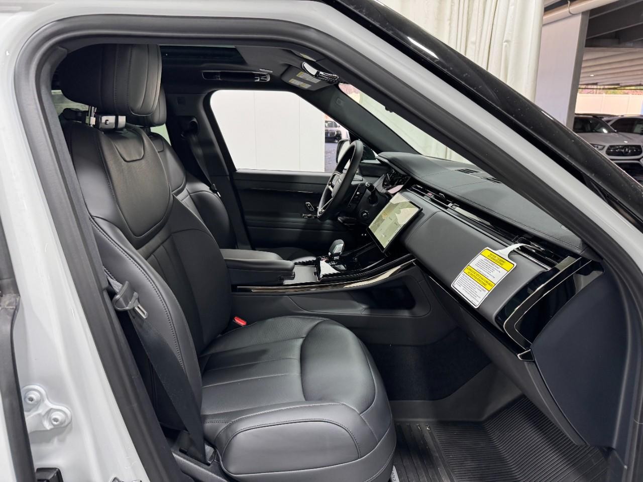 Land Rover Range Rover Sport Vehicle Full-screen Gallery Image 18