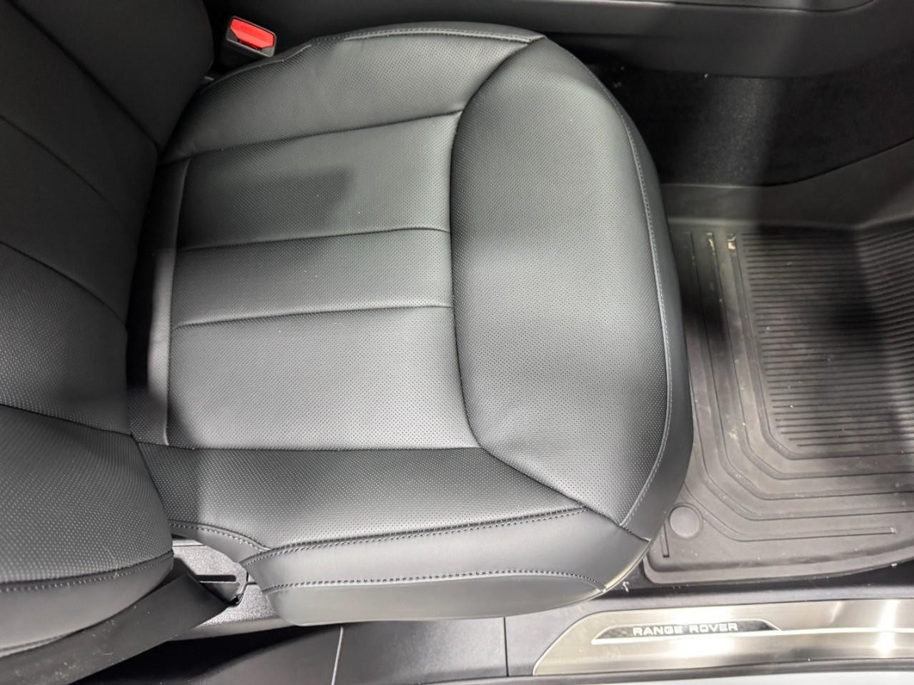 Land Rover Range Rover Sport Vehicle Full-screen Gallery Image 19