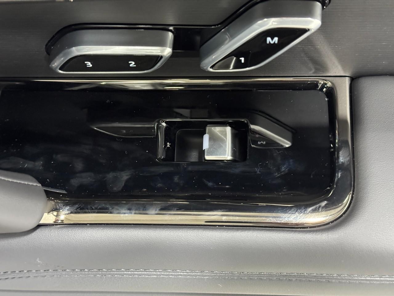 Land Rover Range Rover Sport Vehicle Full-screen Gallery Image 21