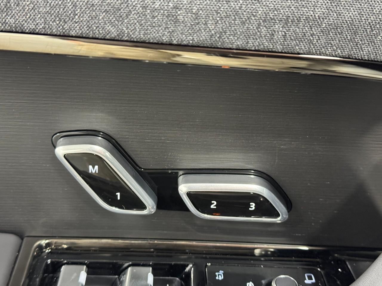 Land Rover Range Rover Sport Vehicle Full-screen Gallery Image 24