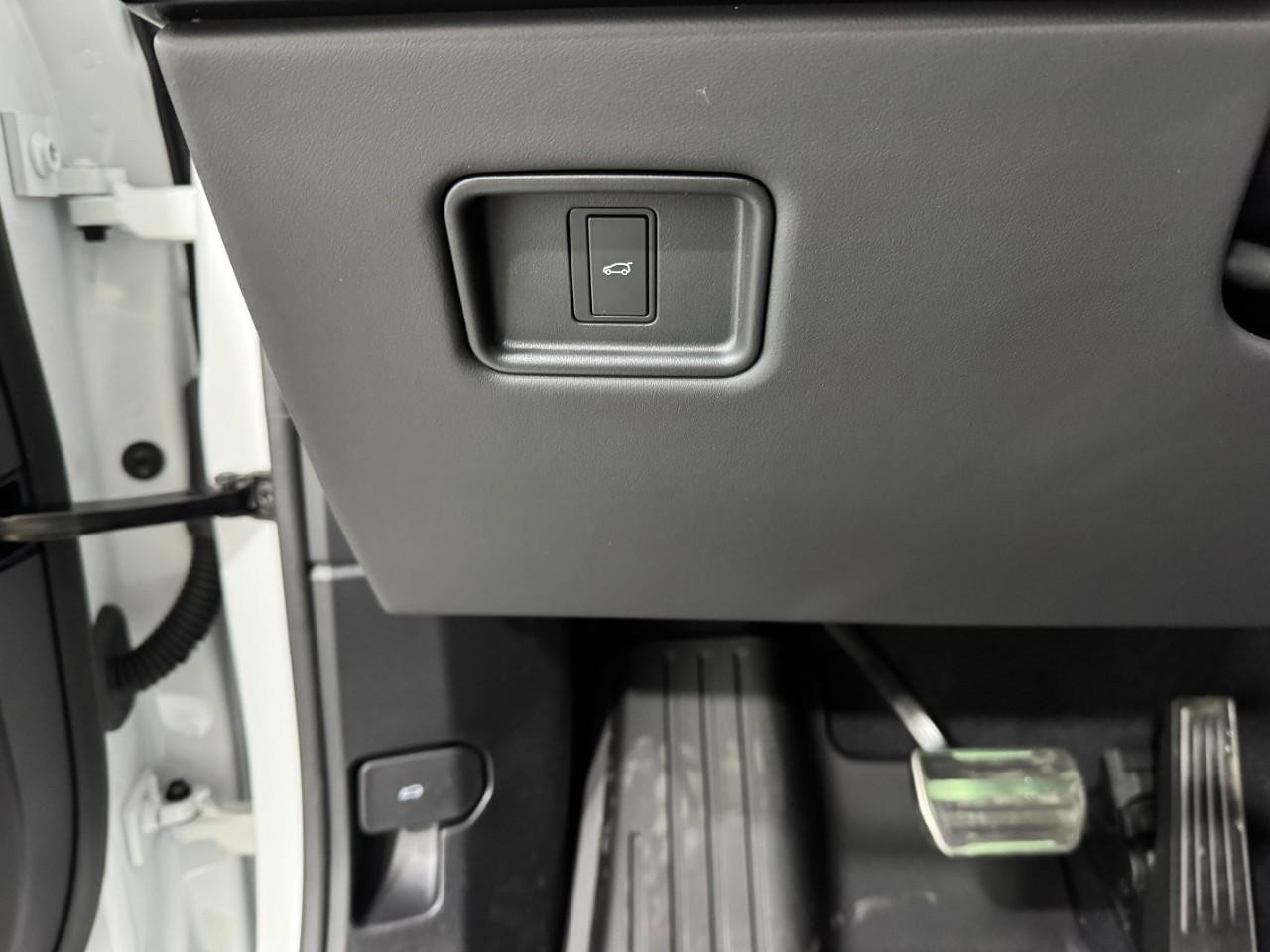 Land Rover Range Rover Sport Vehicle Full-screen Gallery Image 30