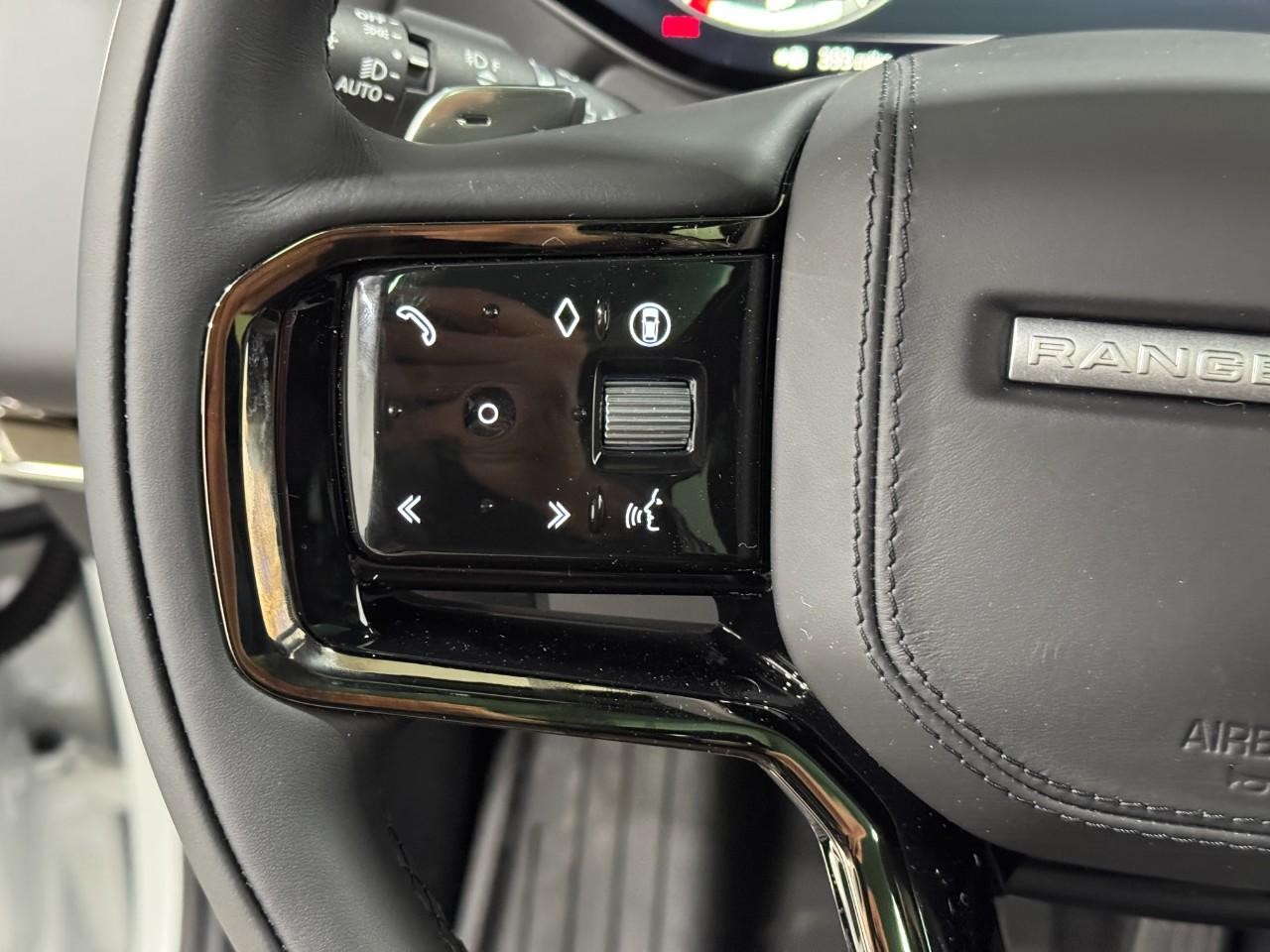 Land Rover Range Rover Sport Vehicle Full-screen Gallery Image 31